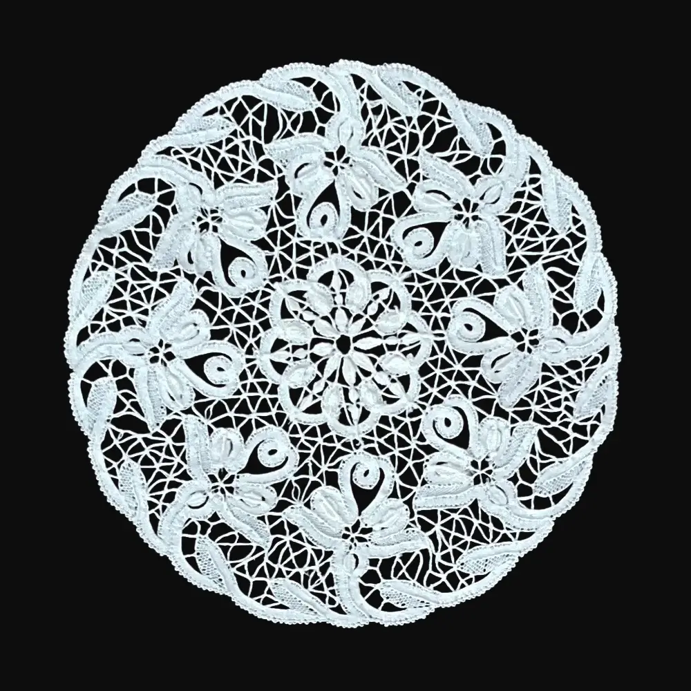 Ručno rađeni tabletić od čipke na batiće napravljen od tankog bijelog konca, u obliku kruga ispunjenog zavijutcima u obliku cvijeta s listićima i sa tankom stazicom s listićima koja uokviruje motive cvijeća.