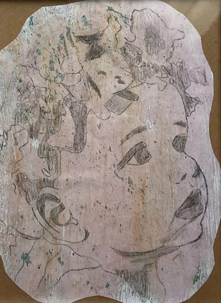 Desni profil male djevojčice sa cvijećem na glavi koja gleda u nebo nacrtan olovkom na rozom papiru sa zelenim detaljima.