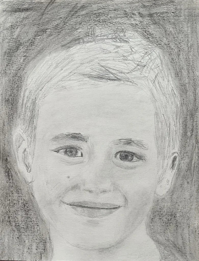 Crtež portreta dječaka sprijeda sa blagim osmjehom na licu, na tamnijoj pozadini i svjetlijim licem.