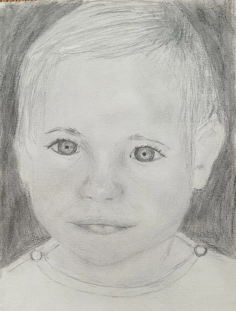 Crtež portreta malog dječaka sprijeda sa blagim osmjehom i velikim očima svjetlijeg lica na tamnijoj pozadini.